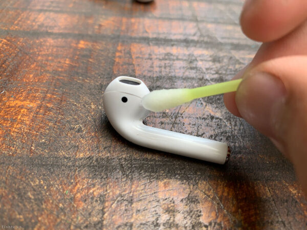 How to clean airpods case magnets: Step by step | integraudio.com