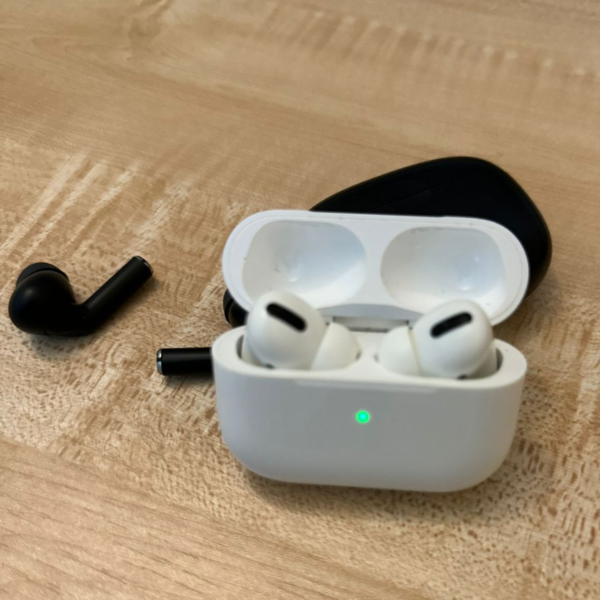 Why Do AirPods Flash Blue And Red? Solved Integraudio